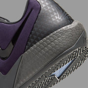 Nike Ja Twelve Time Nightmare violette et noire avec tige moulée, semelle basketball et détails Iron Grey inspirés de Ja Morant.