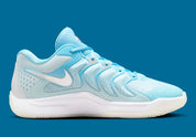 Nike KD 17 Christmas avec tige en mesh technique, cage en TPU, amorti Zoom Air à l'avant-pied, Air Strobel sur toute la longueur et détails inspirés des fêtes.