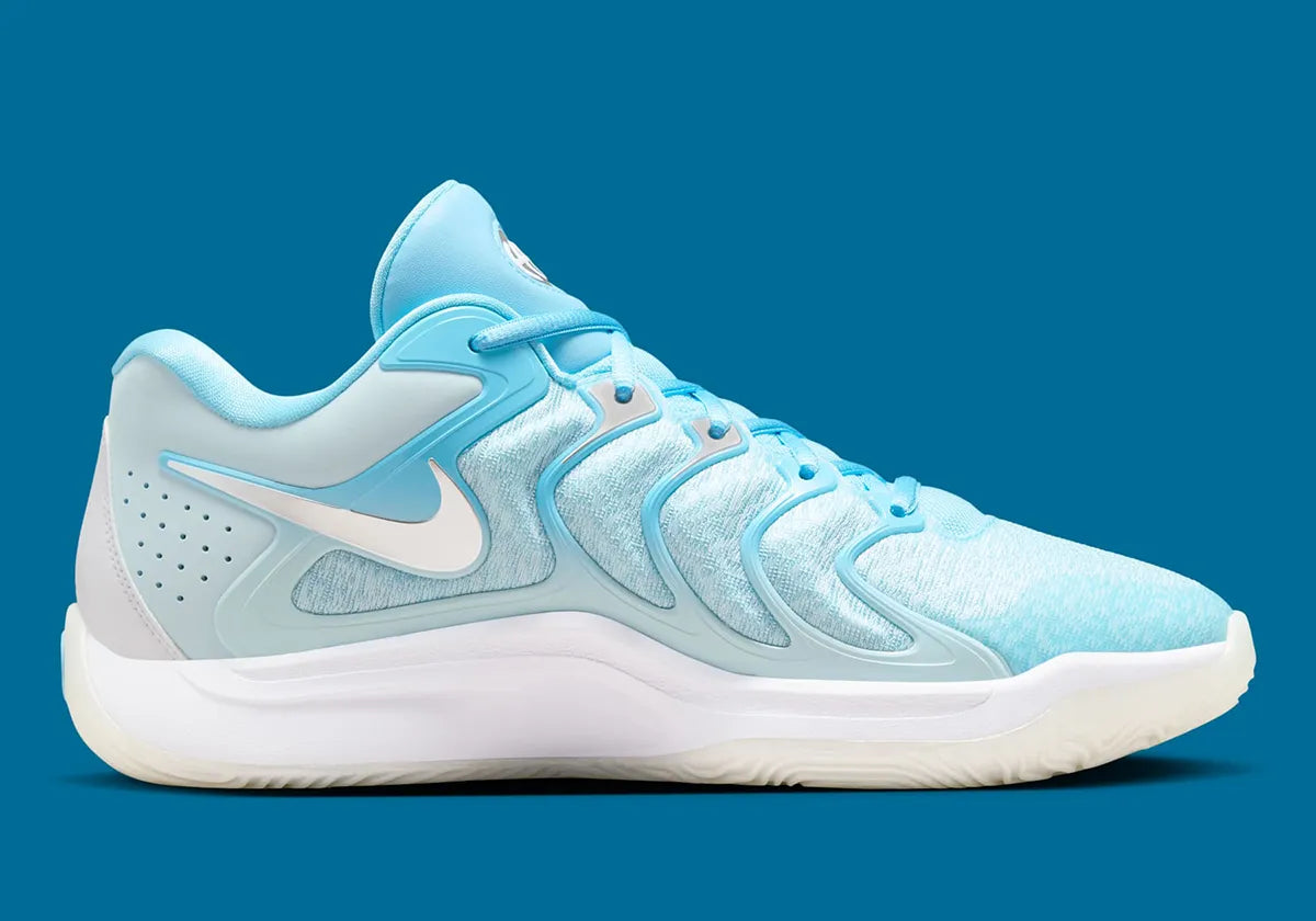 Nike KD 17 Christmas avec tige en mesh technique, cage en TPU, amorti Zoom Air à l'avant-pied, Air Strobel sur toute la longueur et détails inspirés des fêtes.