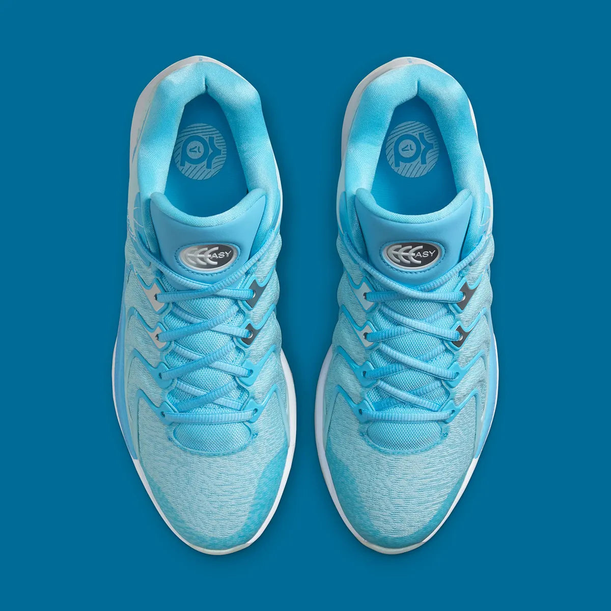 Nike KD 17 Christmas avec tige en mesh technique, cage en TPU, amorti Zoom Air à l'avant-pied, Air Strobel sur toute la longueur et détails inspirés des fêtes.