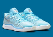 Nike KD 17 Christmas avec tige en mesh technique, cage en TPU, amorti Zoom Air à l'avant-pied, Air Strobel sur toute la longueur et détails inspirés des fêtes.