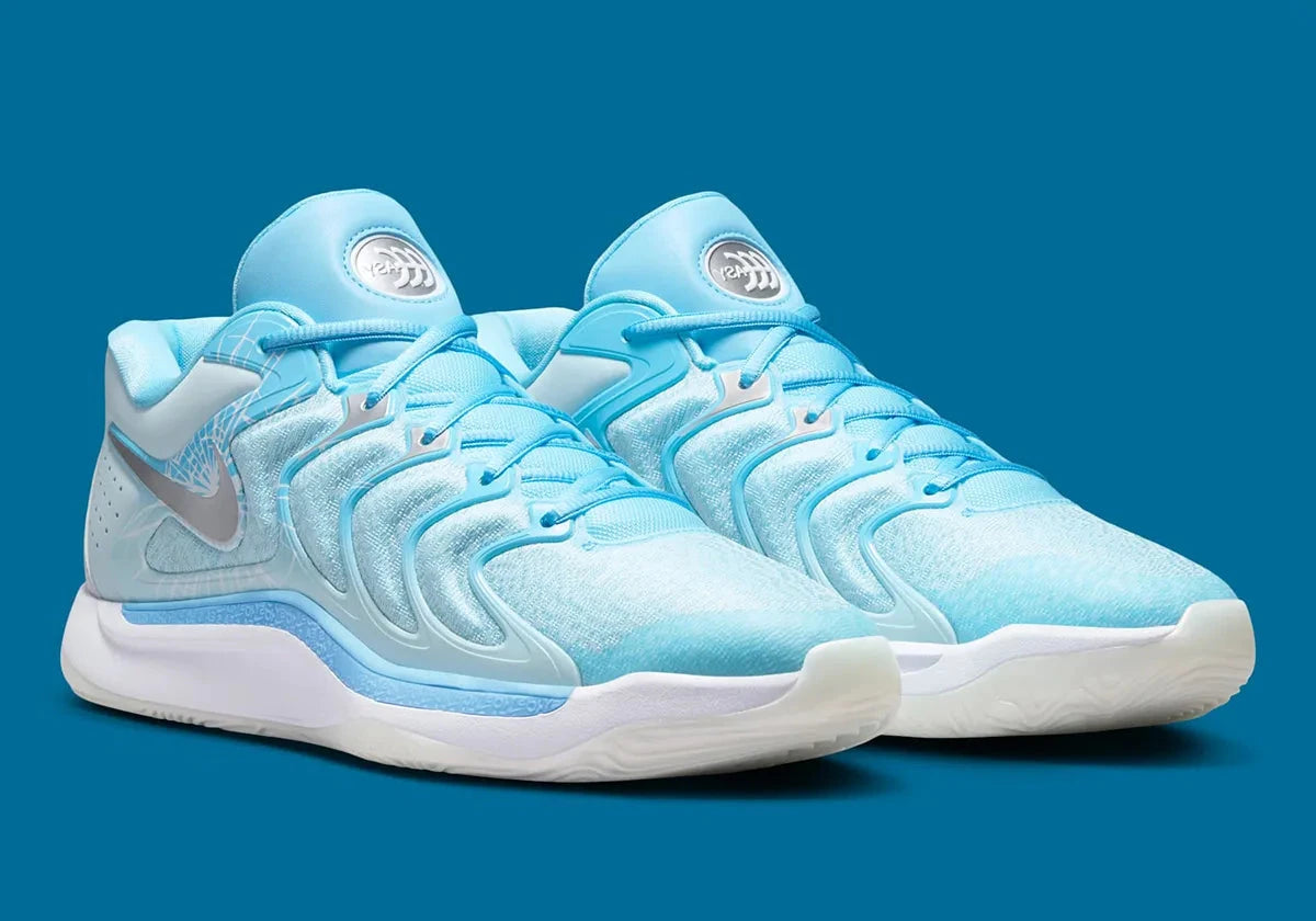 Nike KD 17 Christmas avec tige en mesh technique, cage en TPU, amorti Zoom Air à l'avant-pied, Air Strobel sur toute la longueur et détails inspirés des fêtes.