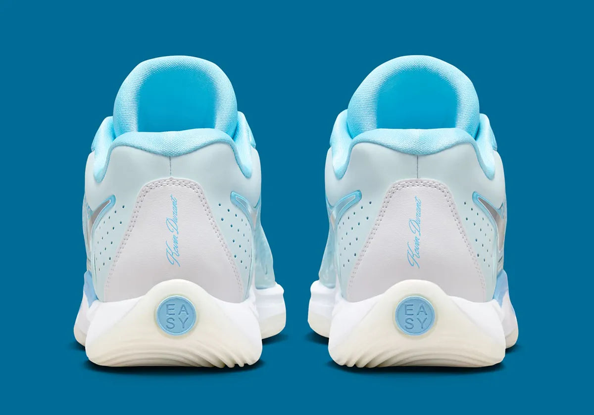 Nike KD 17 Christmas avec tige en mesh technique, cage en TPU, amorti Zoom Air à l'avant-pied, Air Strobel sur toute la longueur et détails inspirés des fêtes.
