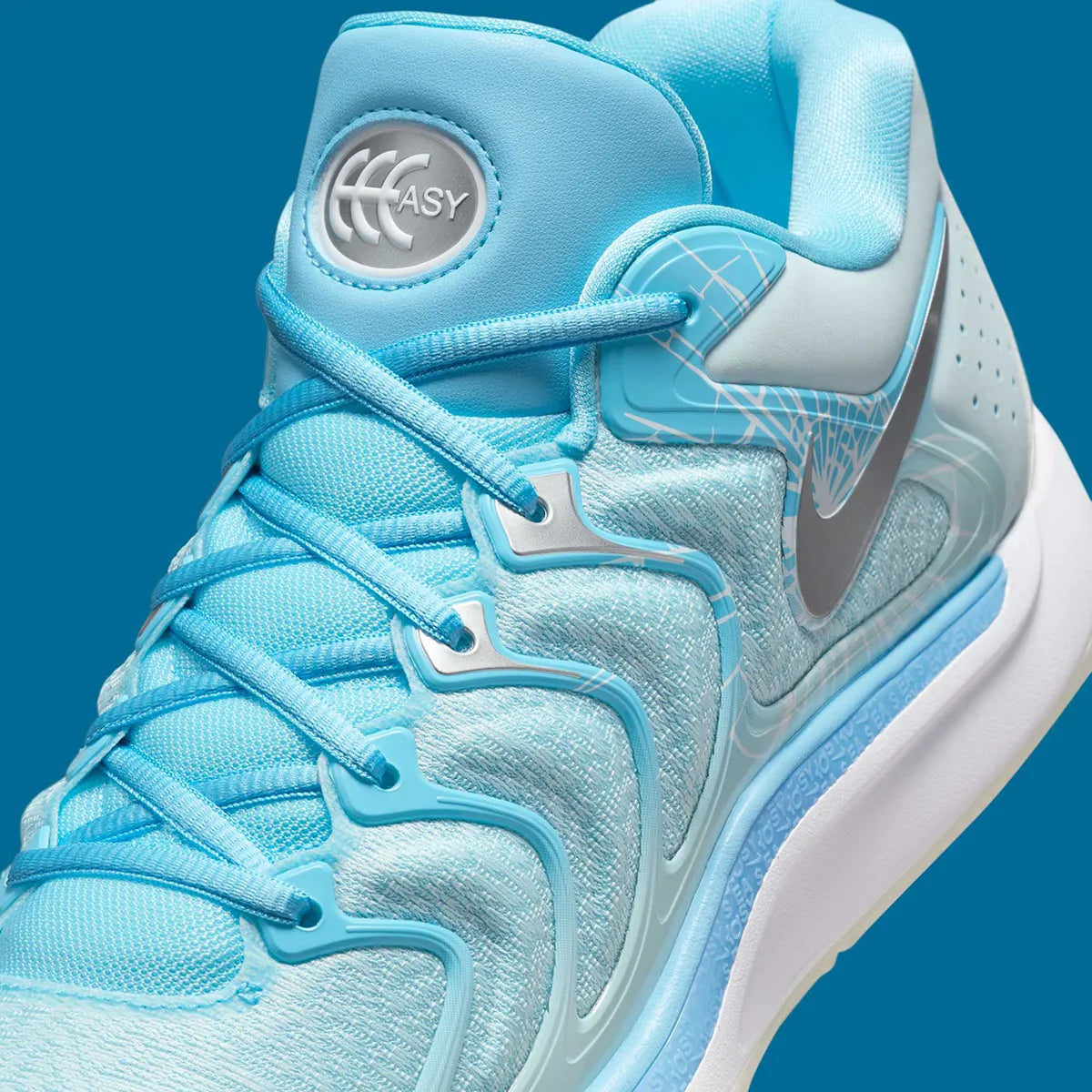 Nike KD 17 Christmas avec tige en mesh technique, cage en TPU, amorti Zoom Air à l'avant-pied, Air Strobel sur toute la longueur et détails inspirés des fêtes.