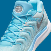 Nike KD 17 Christmas avec tige en mesh technique, cage en TPU, amorti Zoom Air à l'avant-pied, Air Strobel sur toute la longueur et détails inspirés des fêtes.