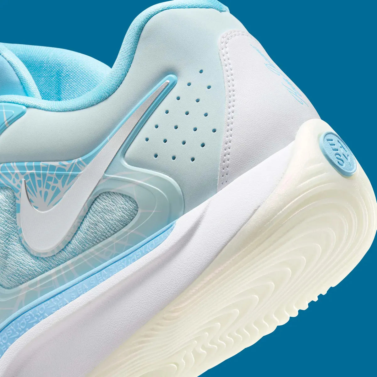 Nike KD 17 Christmas avec tige en mesh technique, cage en TPU, amorti Zoom Air à l'avant-pied, Air Strobel sur toute la longueur et détails inspirés des fêtes.