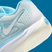 Nike KD 17 Christmas avec tige en mesh technique, cage en TPU, amorti Zoom Air à l'avant-pied, Air Strobel sur toute la longueur et détails inspirés des fêtes.