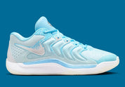 Nike KD 17 Christmas avec tige en mesh technique, cage en TPU, amorti Zoom Air à l'avant-pied, Air Strobel sur toute la longueur et détails inspirés des fêtes.