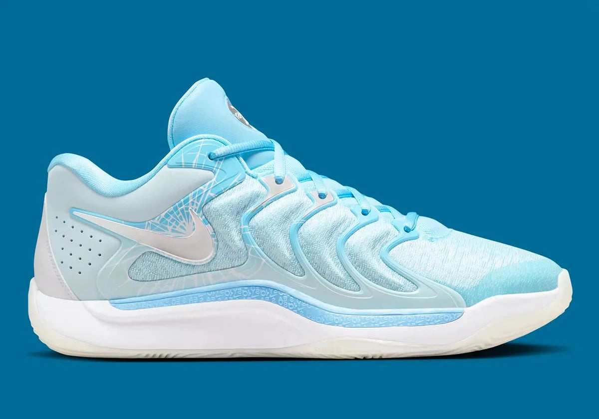 Nike KD 17 Christmas avec tige en mesh technique, cage en TPU, amorti Zoom Air à l'avant-pied, Air Strobel sur toute la longueur et détails inspirés des fêtes.