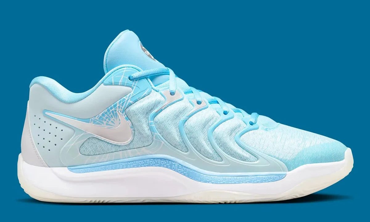 Nike KD 17 Christmas avec tige en mesh technique, cage en TPU, amorti Zoom Air à l'avant-pied, Air Strobel sur toute la longueur et détails inspirés des fêtes.