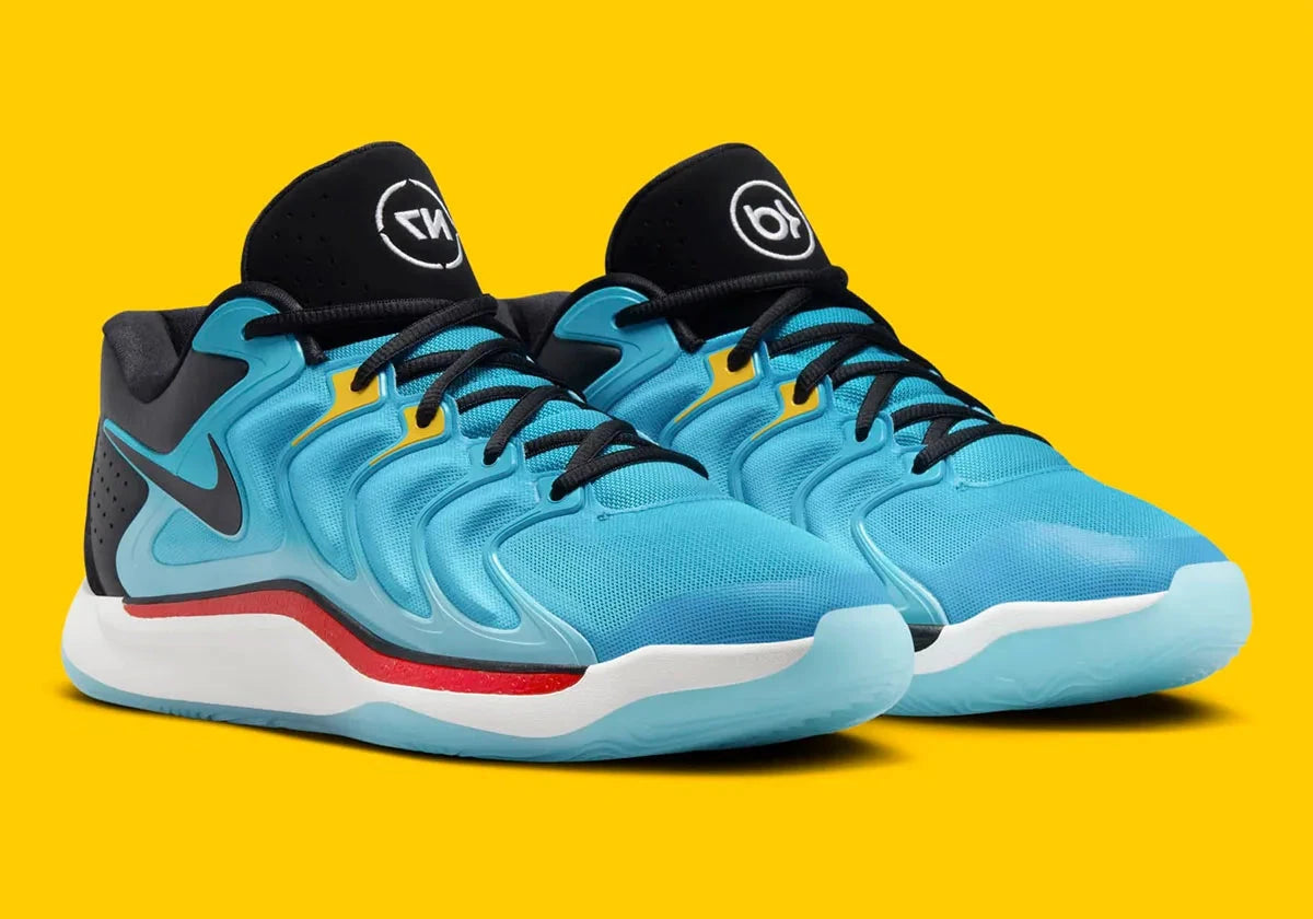 Nike KD 17 N7 avec tige en mesh turquoise, cage en TPU noire, logos KD et N7, amorti Zoom Air et Air Strobel, ainsi qu'une semelle extérieure translucide à traction multidirectionnelle.