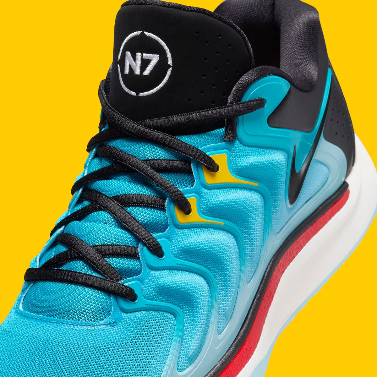 Nike KD 17 N7 avec tige en mesh turquoise, cage en TPU noire, logos KD et N7, amorti Zoom Air et Air Strobel, ainsi qu'une semelle extérieure translucide à traction multidirectionnelle.