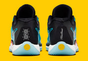 Nike KD 17 N7 avec tige en mesh turquoise, cage en TPU noire, logos KD et N7, amorti Zoom Air et Air Strobel, ainsi qu'une semelle extérieure translucide à traction multidirectionnelle.