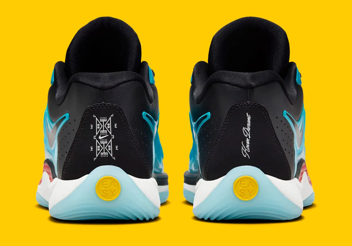 Nike KD 17 N7 avec tige en mesh turquoise, cage en TPU noire, logos KD et N7, amorti Zoom Air et Air Strobel, ainsi qu'une semelle extérieure translucide à traction multidirectionnelle.