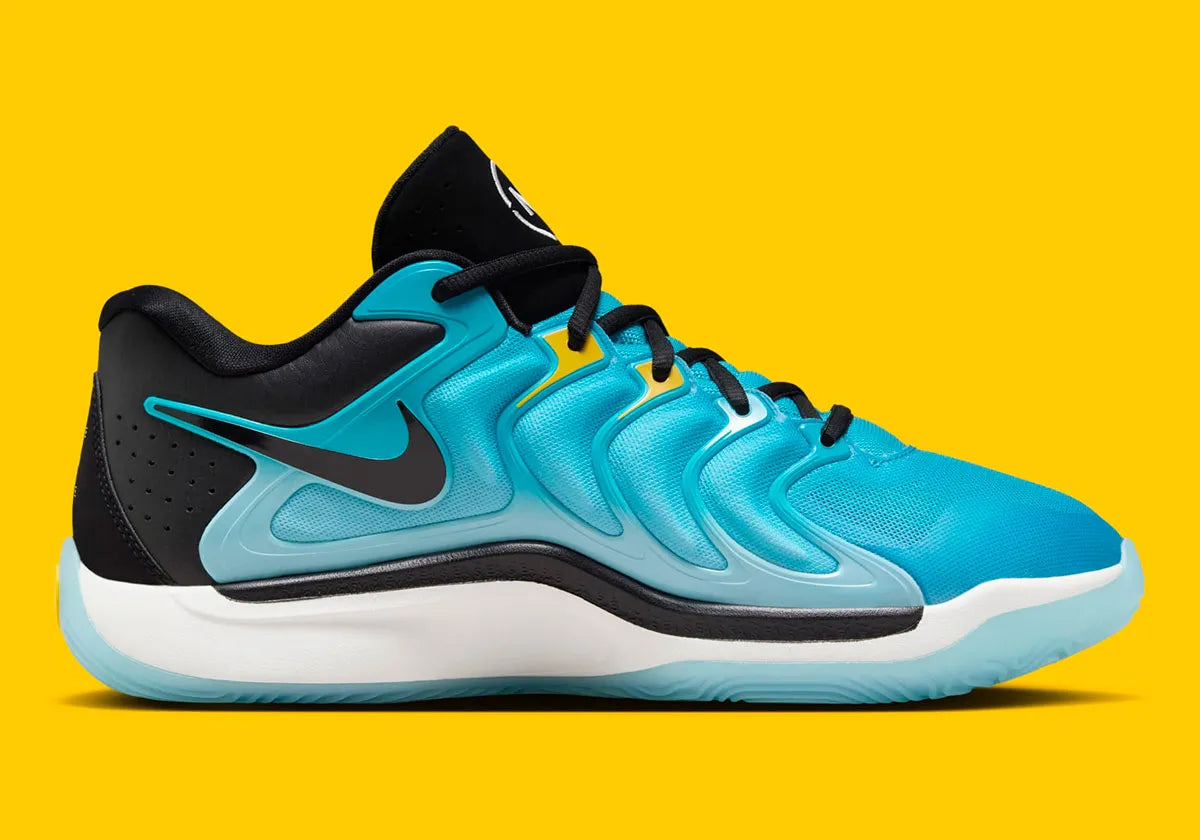 Nike KD 17 N7 avec tige en mesh turquoise, cage en TPU noire, logos KD et N7, amorti Zoom Air et Air Strobel, ainsi qu'une semelle extérieure translucide à traction multidirectionnelle.