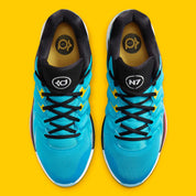 Nike KD 17 N7 avec tige en mesh turquoise, cage en TPU noire, logos KD et N7, amorti Zoom Air et Air Strobel, ainsi qu'une semelle extérieure translucide à traction multidirectionnelle.