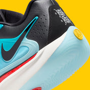  Nike KD 17 N7 avec tige en mesh turquoise, cage en TPU noire, logos KD et N7, amorti Zoom Air et Air Strobel, ainsi qu'une semelle extérieure translucide à traction multidirectionnelle.