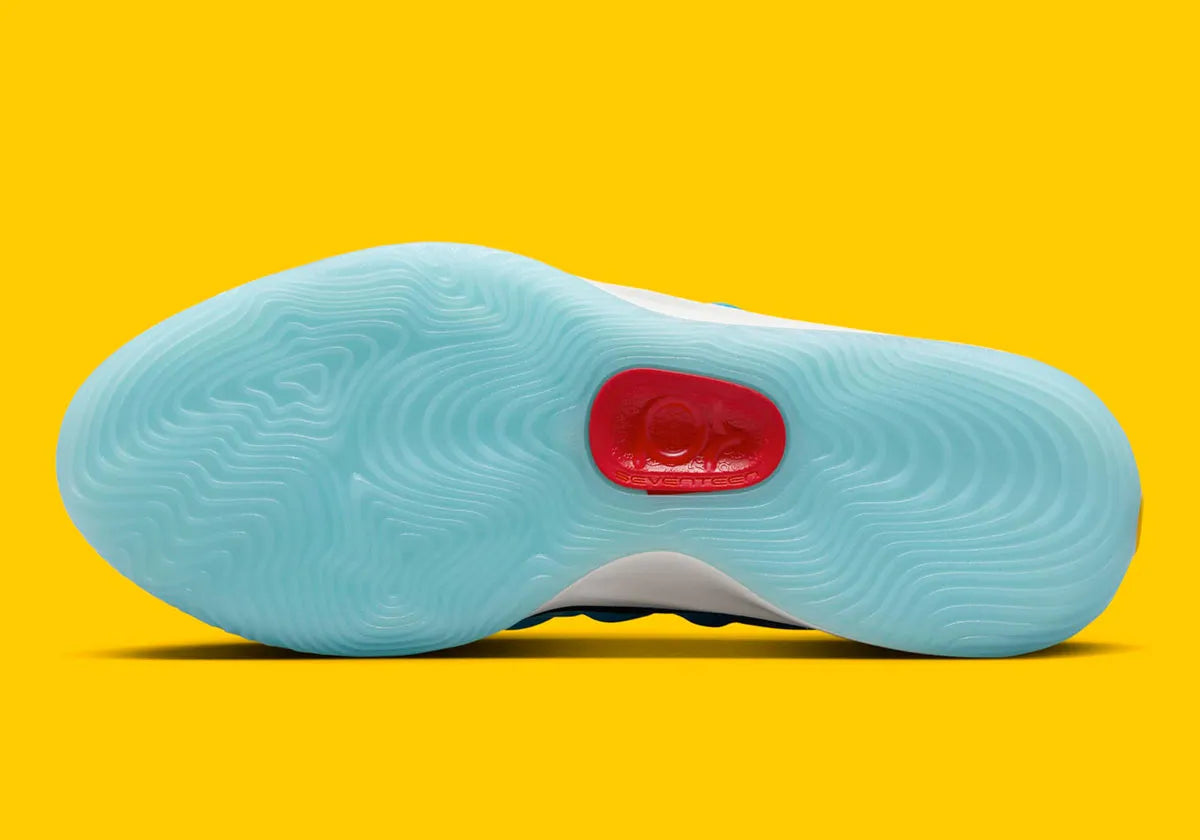 Nike KD 17 N7 avec tige en mesh turquoise, cage en TPU noire, logos KD et N7, amorti Zoom Air et Air Strobel, ainsi qu'une semelle extérieure translucide à traction multidirectionnelle.