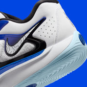 Nike KD 17 Penny avec tige en mesh technique, cage en TPU, amorti Zoom Air à l'avant-pied, Air Strobel sur toute la longueur et détails inspirés de Penny Hardaway.