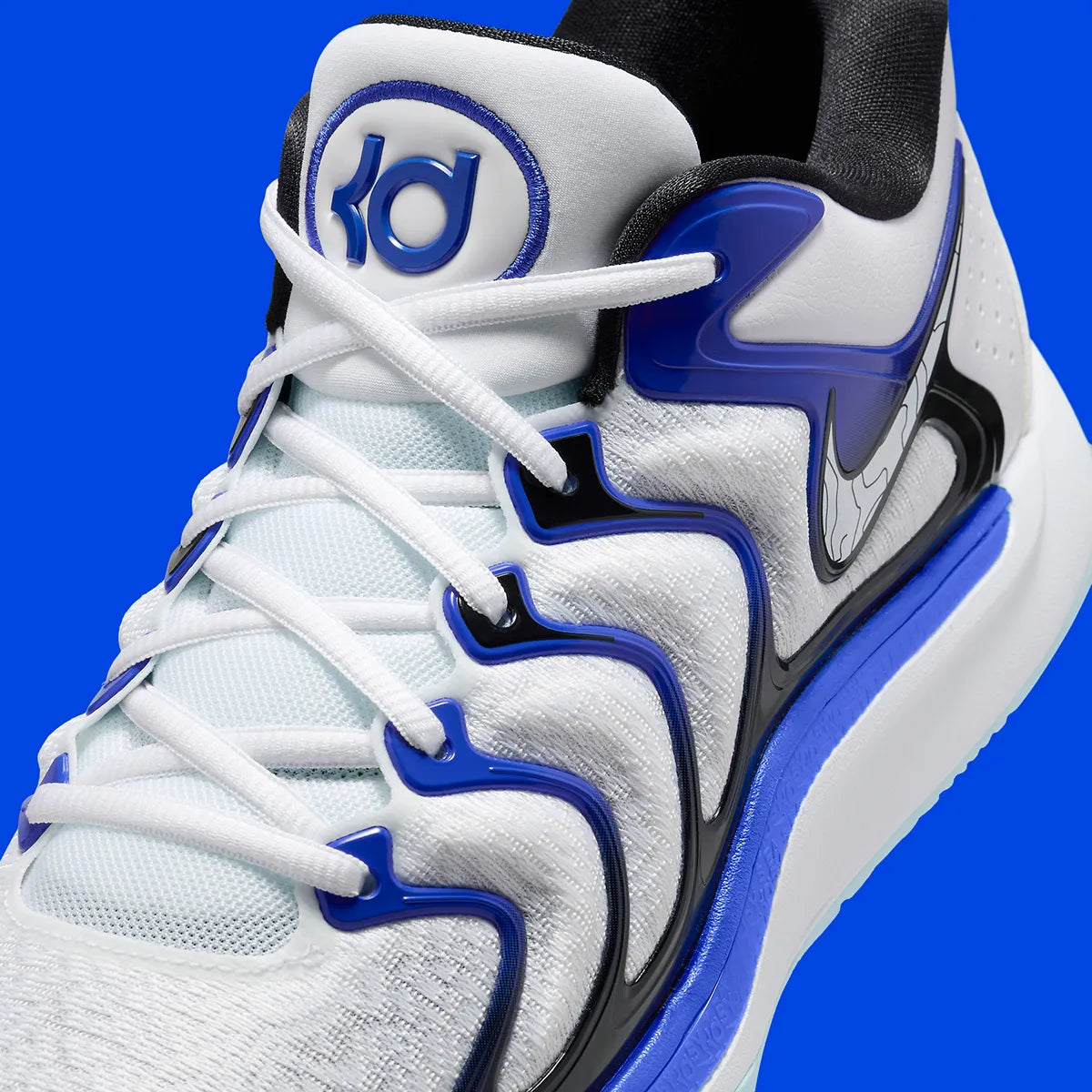 Nike KD 17 Penny avec tige en mesh technique, cage en TPU, amorti Zoom Air à l'avant-pied, Air Strobel sur toute la longueur et détails inspirés de Penny Hardaway.