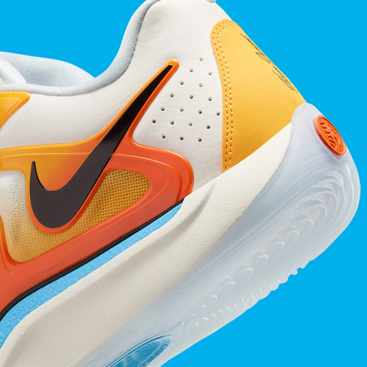 Nike KD 17 Sunrise avec tige en mesh technique aux tons inspirés du lever du soleil, cage en TPU, amorti Zoom Air, Air Strobel et semelle extérieure à traction multidirectionnelle.