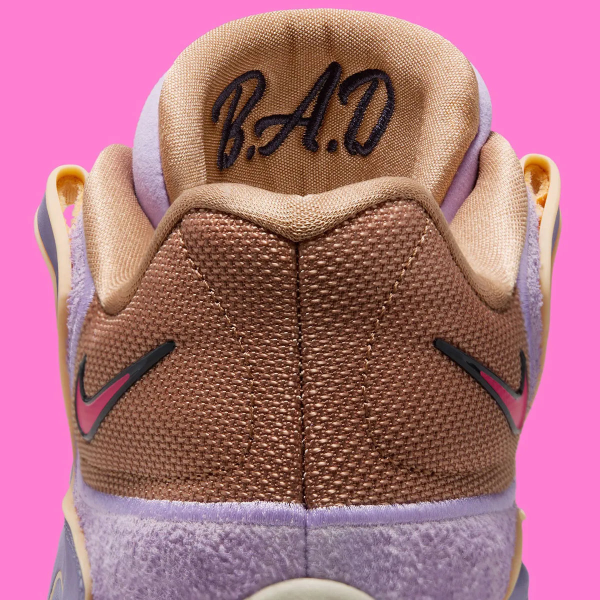 Sneaker de basketball Nike KD 18 B.A.D. en mesh technique avec amorti Zoom Air et semelle à traction multidirectionnelle.