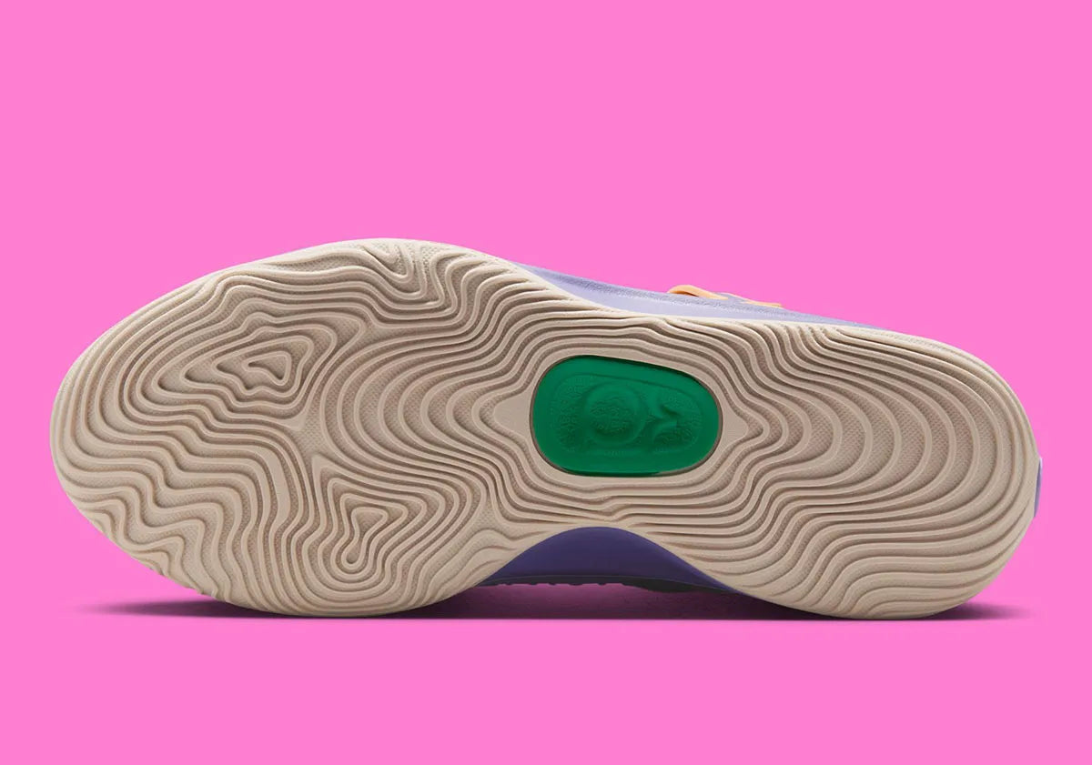 Sneaker de basketball Nike KD 18 B.A.D. en mesh technique avec amorti Zoom Air et semelle à traction multidirectionnelle.