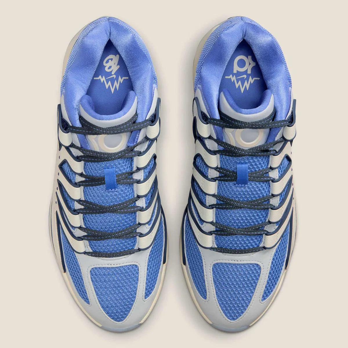 Sneaker de basketball Nike KD 18 Boys & Girls Club en mesh technique multicouche avec amorti Zoom Air et semelle à traction multidirectionnelle.
