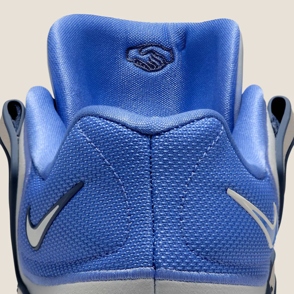 Sneaker de basketball Nike KD 18 Boys & Girls Club en mesh technique multicouche avec amorti Zoom Air et semelle à traction multidirectionnelle.