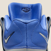 Sneaker de basketball Nike KD 18 Boys & Girls Club en mesh technique multicouche avec amorti Zoom Air et semelle à traction multidirectionnelle.