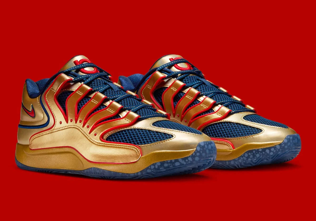 Sneaker de basketball Nike KD 18 Immortalized Pack White Gold Blue Void en mesh technique multicouche avec amorti Zoom Air et semelle à traction multidirectionnelle.