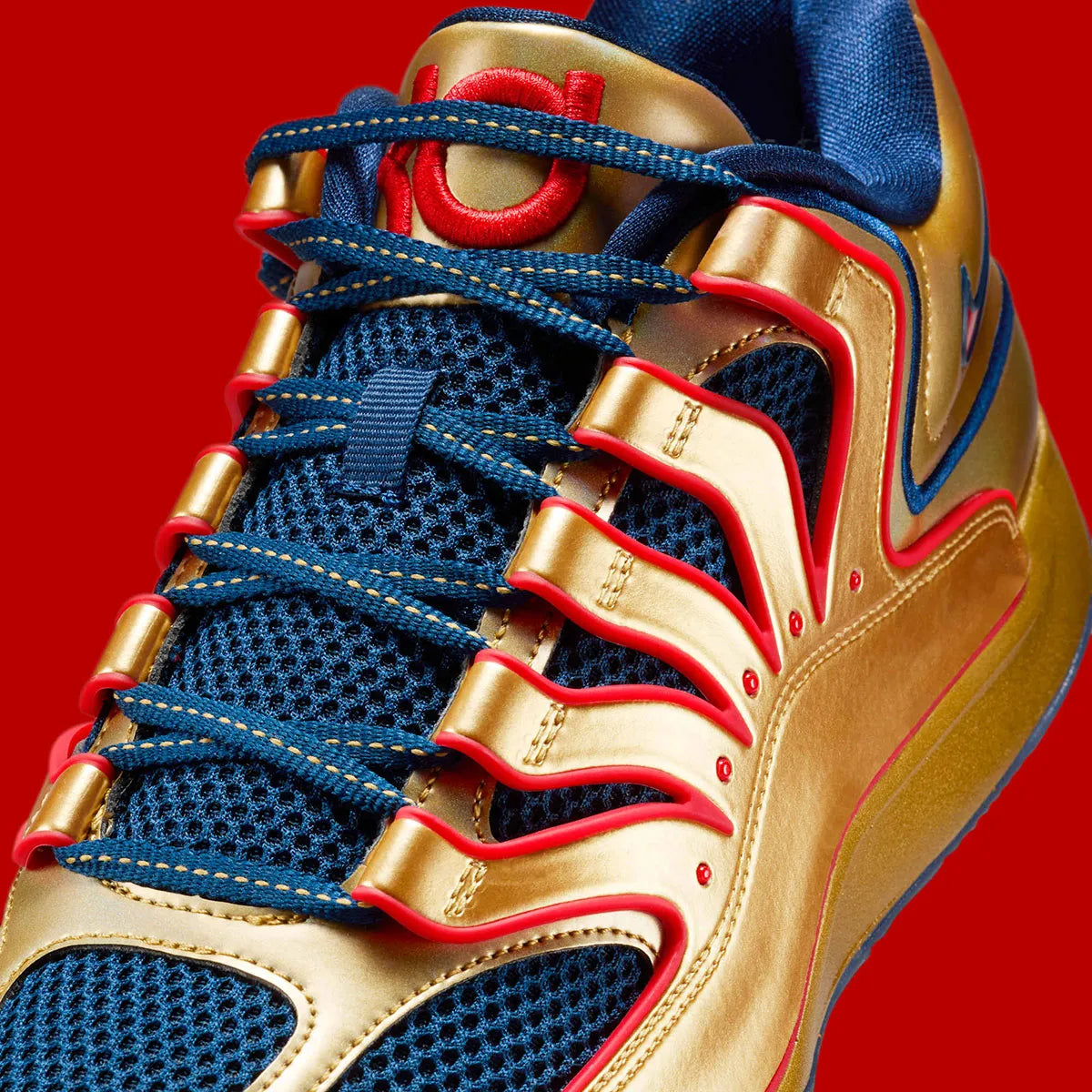 Sneaker de basketball Nike KD 18 Immortalized Pack White Gold Blue Void en mesh technique multicouche avec amorti Zoom Air et semelle à traction multidirectionnelle.