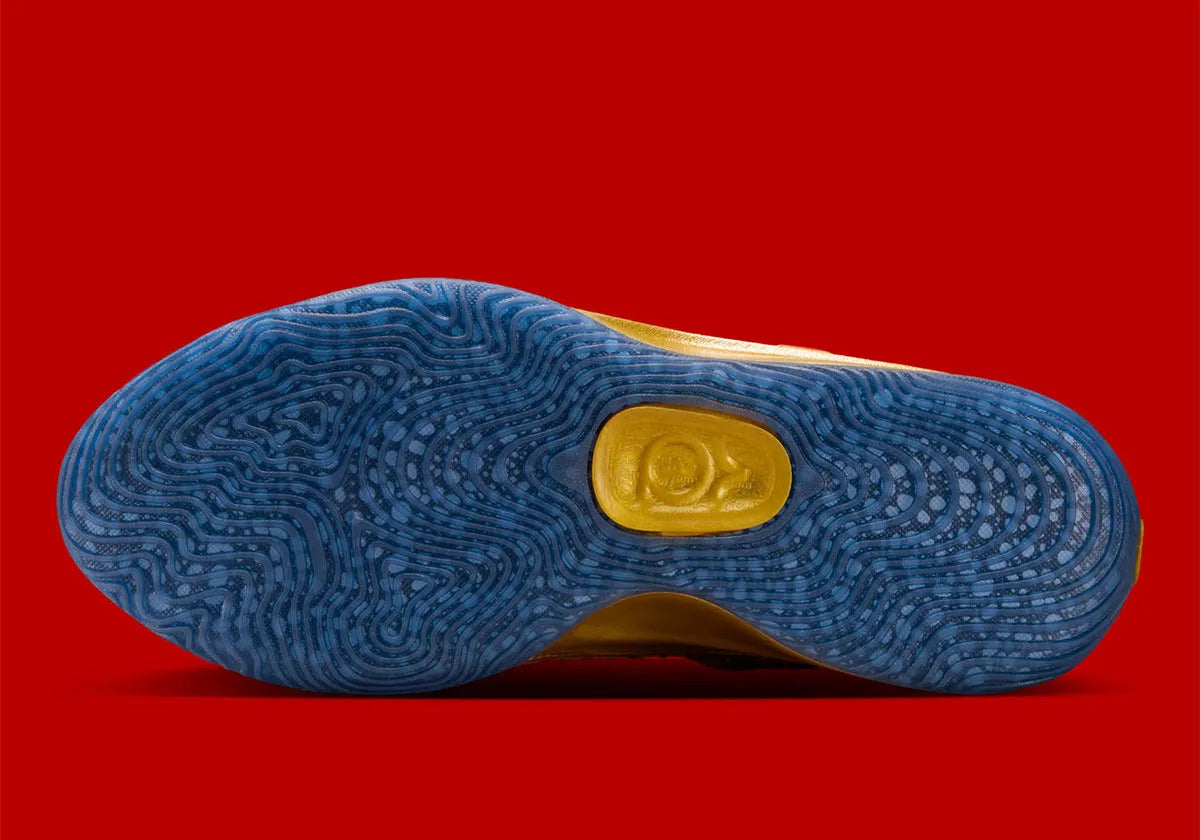 Sneaker de basketball Nike KD 18 Immortalized Pack White Gold Blue Void en mesh technique multicouche avec amorti Zoom Air et semelle à traction multidirectionnelle.