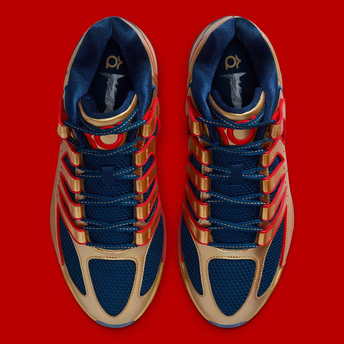 Sneaker de basketball Nike KD 18 Immortalized Pack White Gold Blue Void en mesh technique multicouche avec amorti Zoom Air et semelle à traction multidirectionnelle.