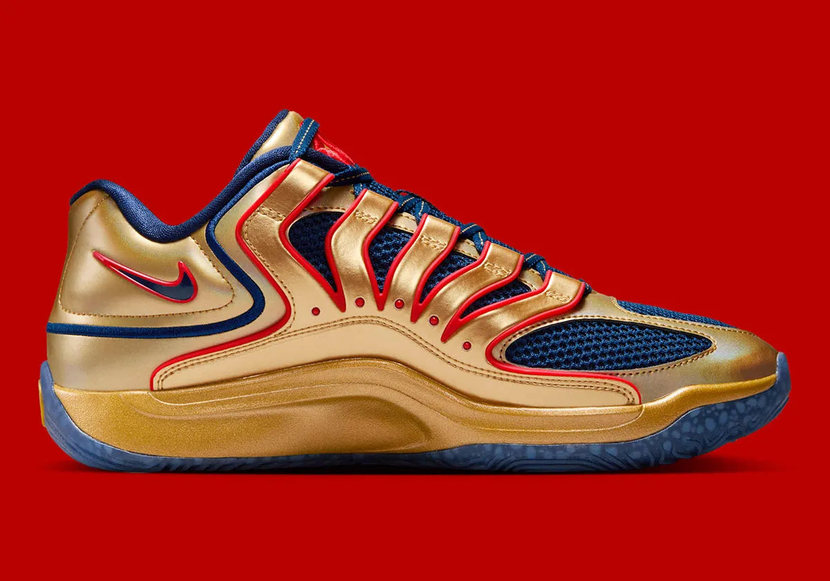 Sneaker de basketball Nike KD 18 Immortalized Pack White Gold Blue Void en mesh technique multicouche avec amorti Zoom Air et semelle à traction multidirectionnelle.