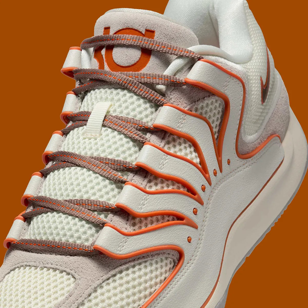 Sneaker de basketball Nike KD 18 Rise en mesh technique multicouche avec amorti Zoom Air et semelle à traction multidirectionnelle.