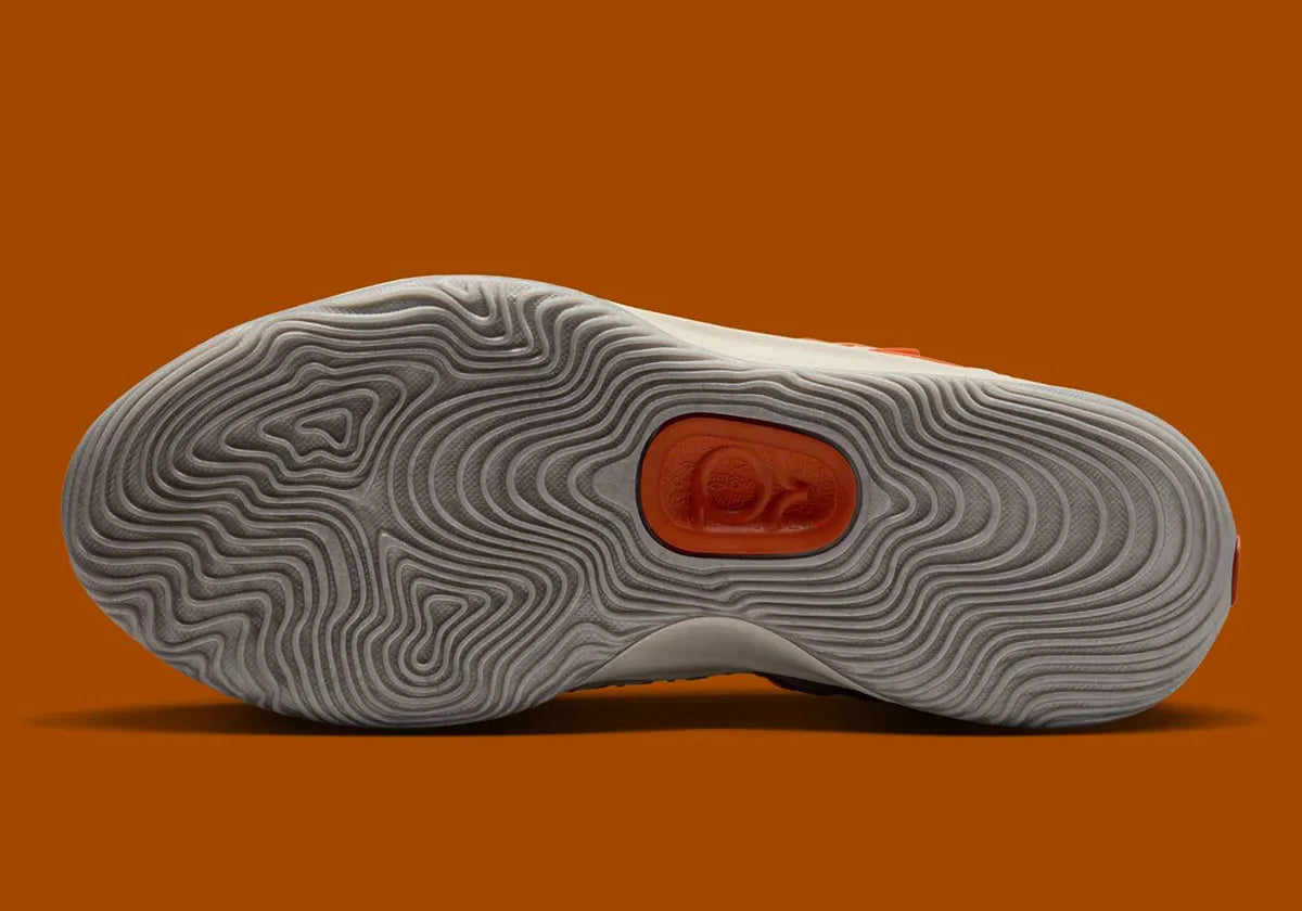 Sneaker de basketball Nike KD 18 Rise en mesh technique multicouche avec amorti Zoom Air et semelle à traction multidirectionnelle.