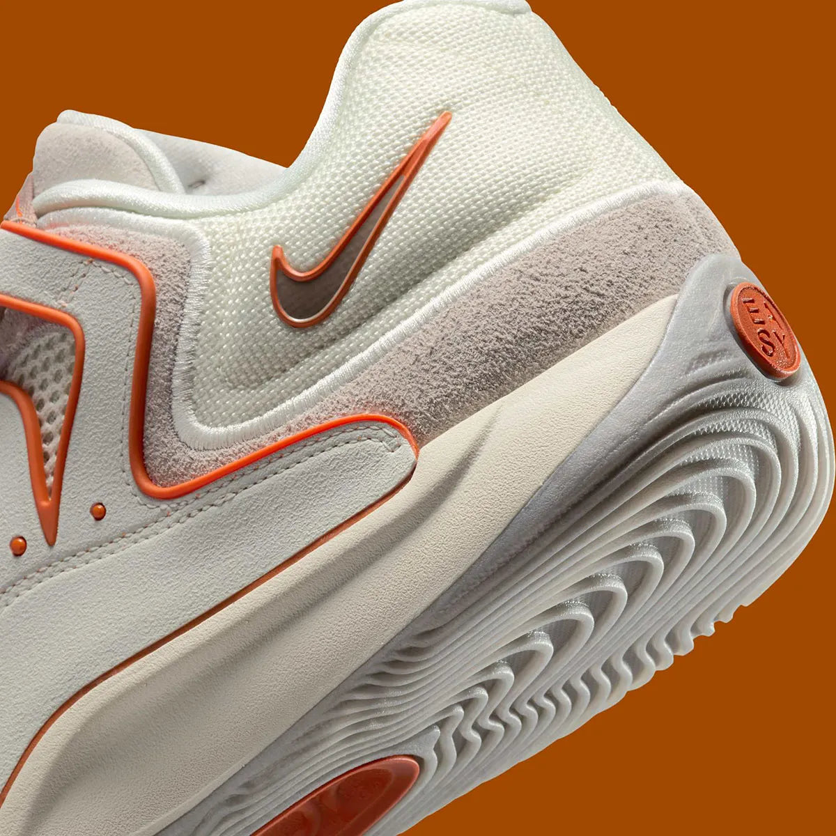 Sneaker de basketball Nike KD 18 Rise en mesh technique multicouche avec amorti Zoom Air et semelle à traction multidirectionnelle.