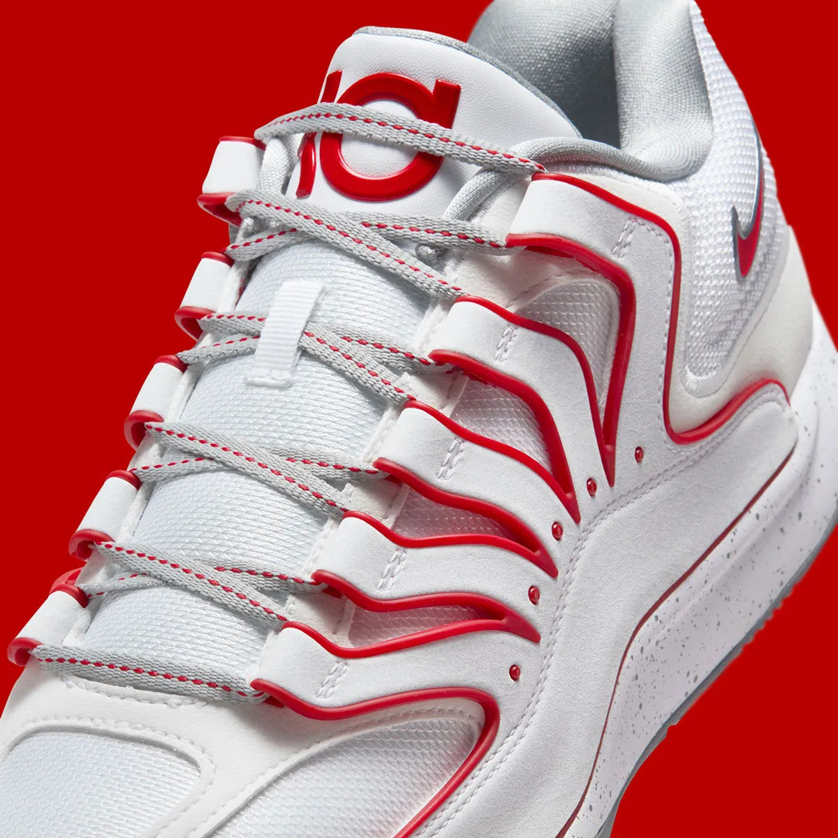 Sneaker de basketball Nike KD 18 White University Red en mesh technique multicouche avec amorti Zoom Air et semelle à traction multidirectionnelle.