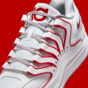Sneaker de basketball Nike KD 18 White University Red en mesh technique multicouche avec amorti Zoom Air et semelle à traction multidirectionnelle.