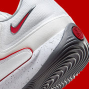 Sneaker de basketball Nike KD 18 White University Red en mesh technique multicouche avec amorti Zoom Air et semelle à traction multidirectionnelle.