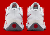 Sneaker de basketball Nike KD 18 White University Red en mesh technique multicouche avec amorti Zoom Air et semelle à traction multidirectionnelle.