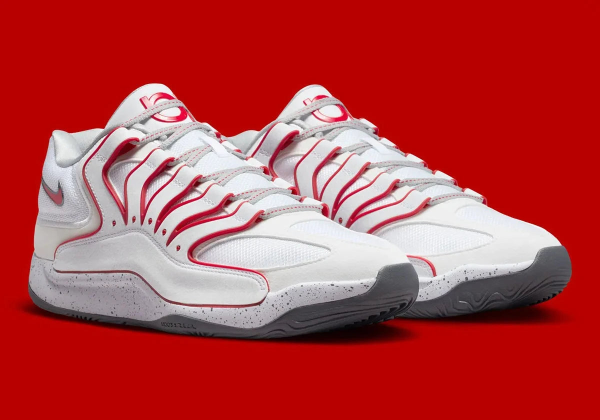 Sneaker de basketball Nike KD 18 White University Red en mesh technique multicouche avec amorti Zoom Air et semelle à traction multidirectionnelle.