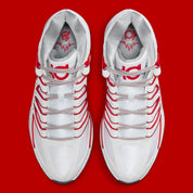 Sneaker de basketball Nike KD 18 White University Red en mesh technique multicouche avec amorti Zoom Air et semelle à traction multidirectionnelle.