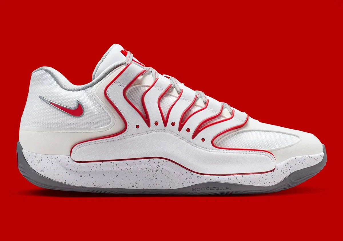 Sneaker de basketball Nike KD 18 White University Red en mesh technique multicouche avec amorti Zoom Air et semelle à traction multidirectionnelle.