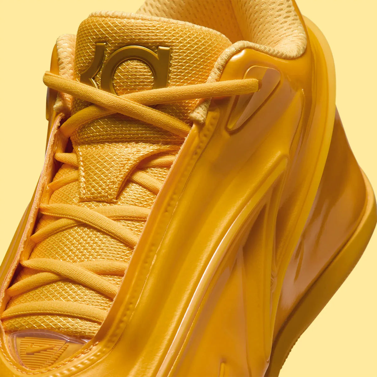 Nike KD 19 Butter Candy, chaussure de basketball signature Kevin Durant au coloris Butter Candy avec silhouette technique orientée performance.