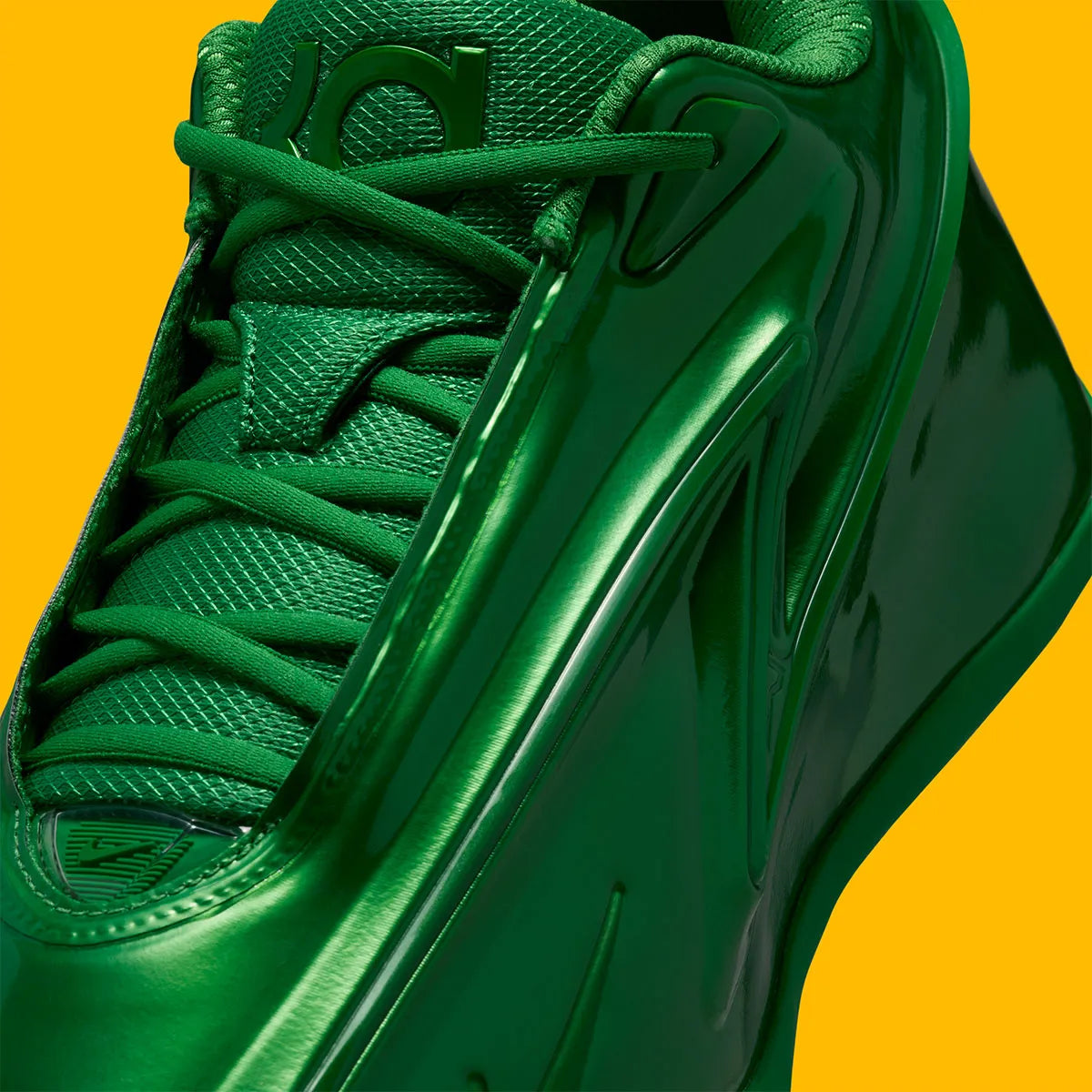 Nike KD 19 Candy Paint Green en Gorge Green et Stadium Green avec tige moulée brillante, détails University Gold et semelle basketball.