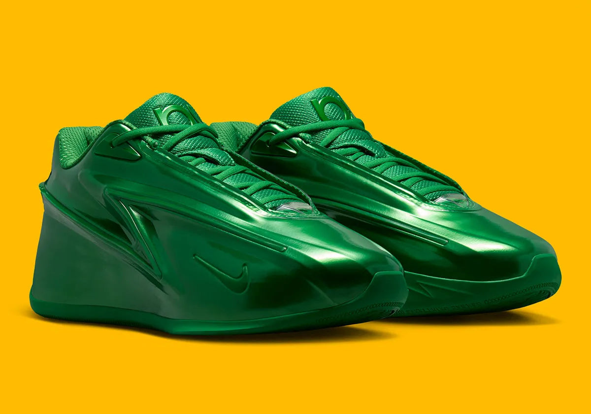 Nike KD 19 Candy Paint Green en Gorge Green et Stadium Green avec tige moulée brillante, détails University Gold et semelle basketball.