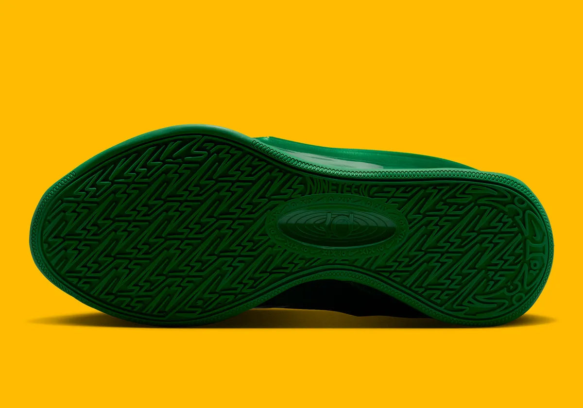 Nike KD 19 Candy Paint Green en Gorge Green et Stadium Green avec tige moulée brillante, détails University Gold et semelle basketball.