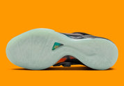 Nike KD 4 Galaxy 2024 avec tige Hyperfuse argent métallisé, accents Total Orange, sangle de maintien, écussons spatiaux et semelle extérieure phosphorescente